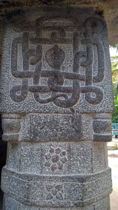 ക്ഷേത്രതൂണിലെ നാഗശില്‍പ്പം