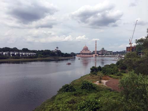 പുത്രജയ തടാകം