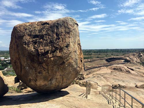 കഴുകുമലയിലെ അത്ഭുത പാറ