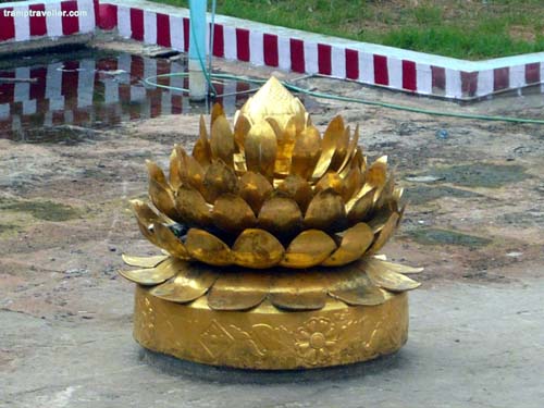 കുളത്തിലെ സ്വര്‍ണ്ണതാമര