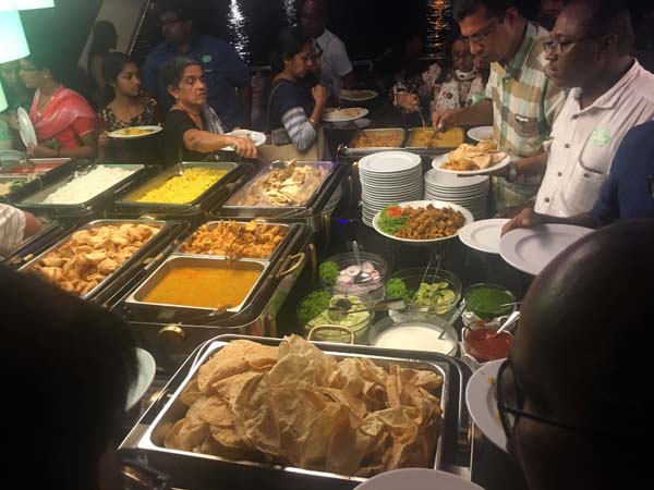 ക്രൂയിസ് ഡിന്നര്‍ കാഴ്ച്ച